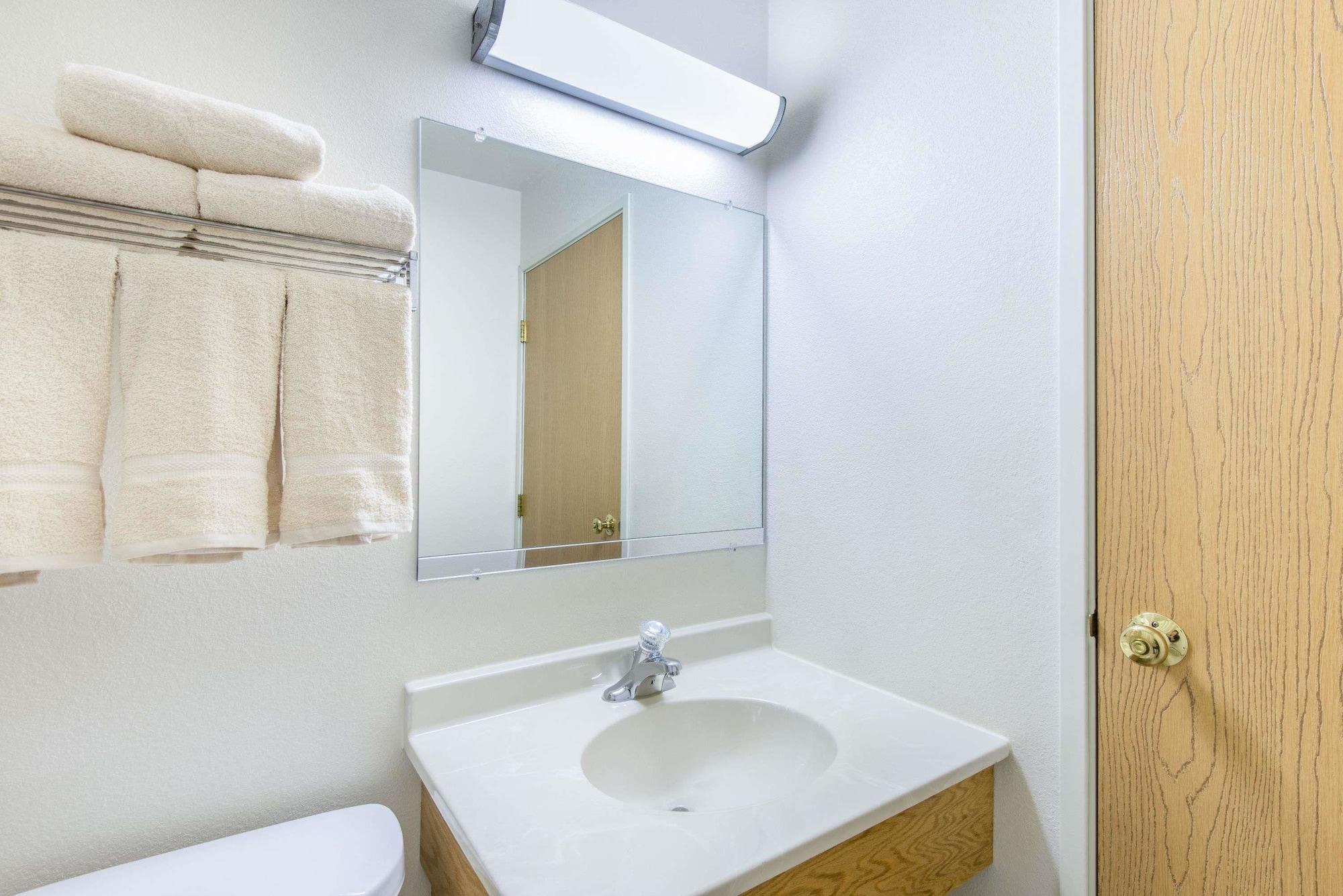 Super 8 By Wyndham West Middlesex/Sharon Area Hotell Exteriör bild