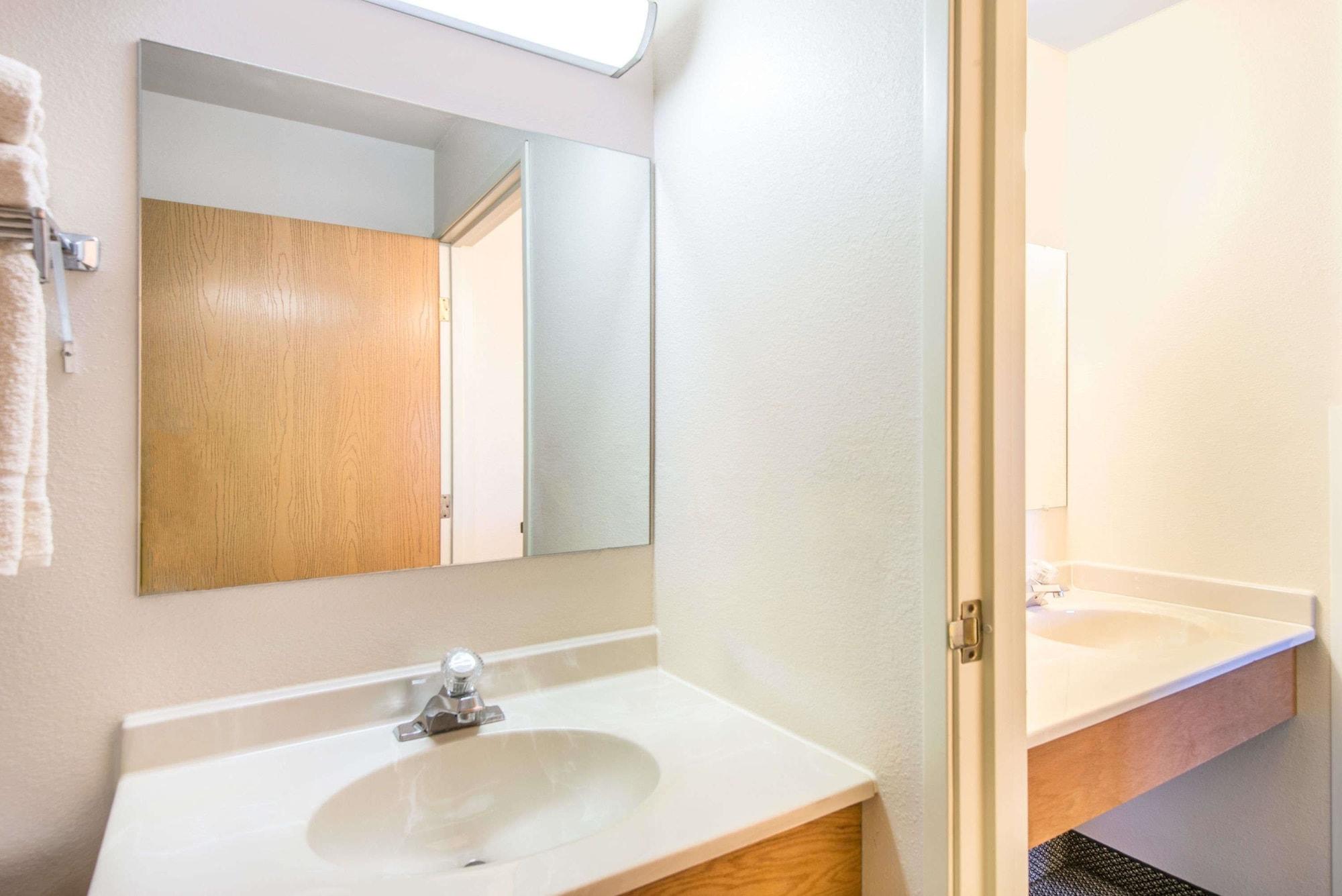 Super 8 By Wyndham West Middlesex/Sharon Area Hotell Exteriör bild